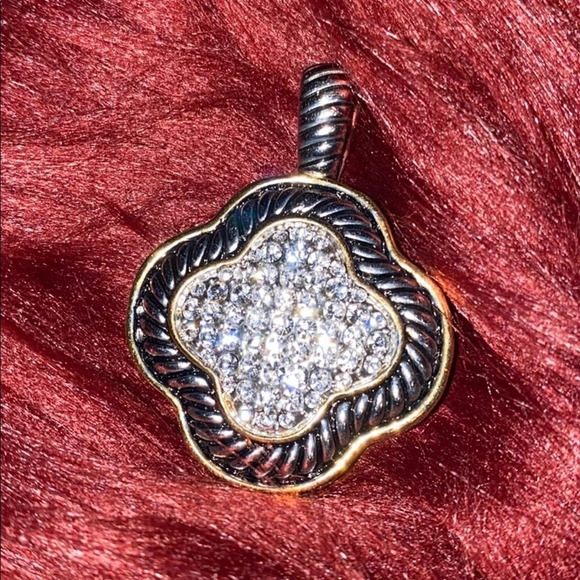 Silver Crystal  clover pendant - Picture 1 of 6